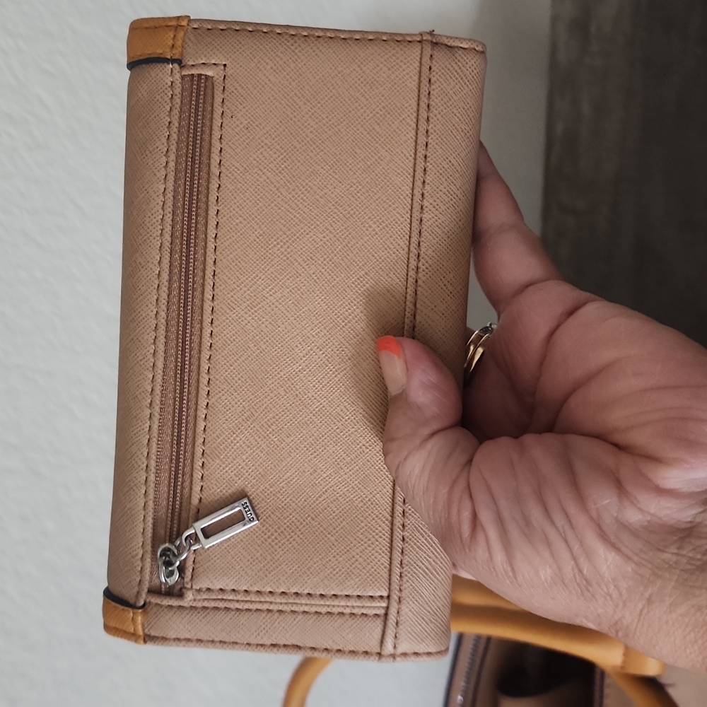 Guess - Picture 10 of 10